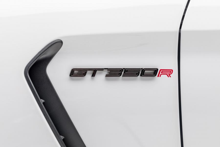 Логотип Shelby GT350R Mustang (F0023) 2015 года  (фото 11 из 17)